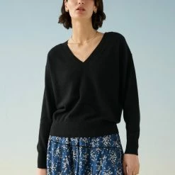 White + Warren Summer Staples Essential Cashmere V Neck