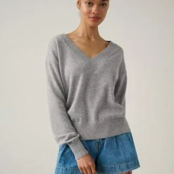 White + Warren Essential Cashmere V Neck Best-Sellers