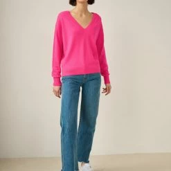 White + Warren Best-Sellers Essential Cashmere V Neck